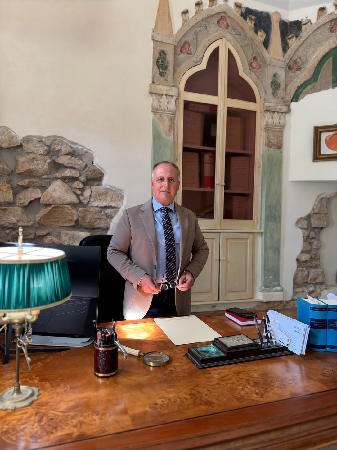 Avv. Egidio Greco nel suo studio